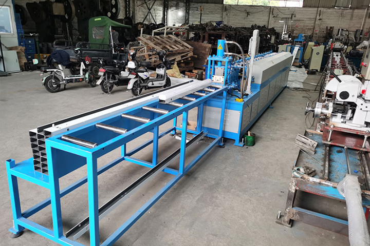 線(xiàn)条灯底壳冷弯机