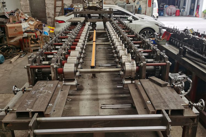 可(kě)调宽度的冷弯成型机